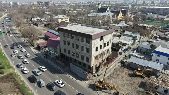 Крупное здание сносят в Алматы по решению суда (3)