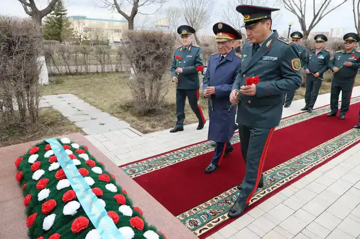 Церемония возложения цветов Национальной гвардией в честь воинов Казбата
