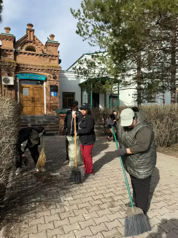 Коллектив столичного театра принял участие в акции «Таза Қазақстан» (3)