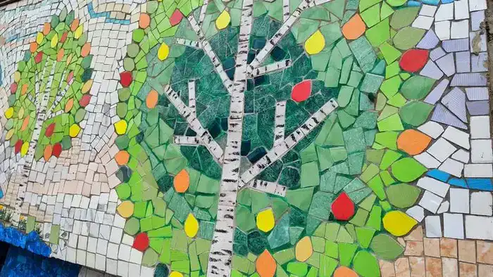 Дом, где живёт сказка: карагандинка украшает стены мозаикой (8)