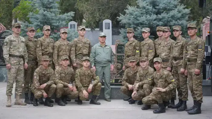 В Алматы курсанты почтили память прославленных казахстанцев (2)