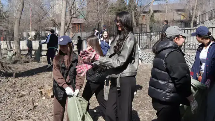 Таза Қазақстан: в Семее прошла акция по очистке острова Бейбітшілік (2)