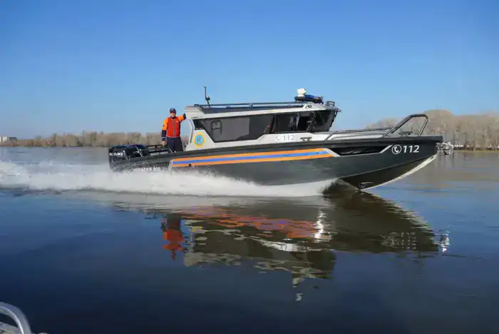 Спасатели ДЧС Абай начали профилактические рейды на реке Ертіс с новой лодкой Voyager