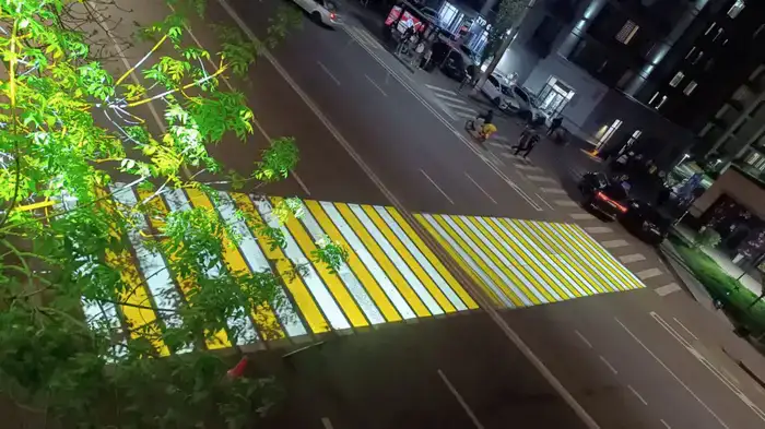 В Алматы на ул. Сатпаева установлено новое проекционное освещение для пешеходов