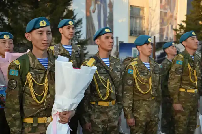 Встреча защитников Родины: на перроне десантник сделал предложение руки и сердца (4)