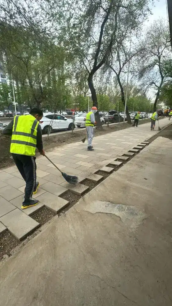 «Таза Қазақстан»: строительные компании Алматы приняли участие в субботнике (5)