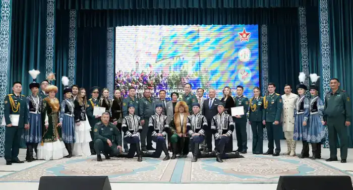 В Жанакоргане военнослужащие Минобороны провели встречи со школьниками и посадили деревья (5)