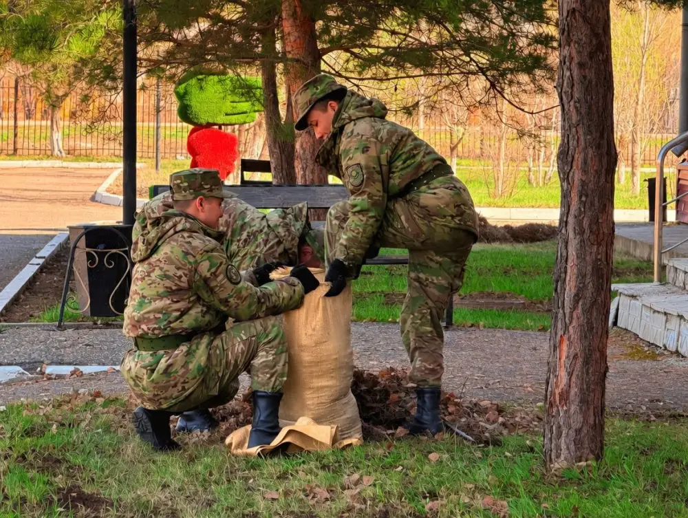Военнослужащие Национальной гвардии провели экоакцию в Центре социального обслуживания «Шарапат» в Астане (3)