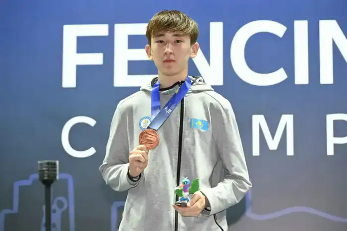 Алматинский меченосец принес Казахстану историческую бронзу на мировом пьедестале фехтования