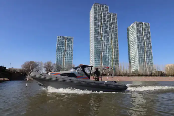 Безопасность на Есиле обеспечивают столичные спасатели (3)