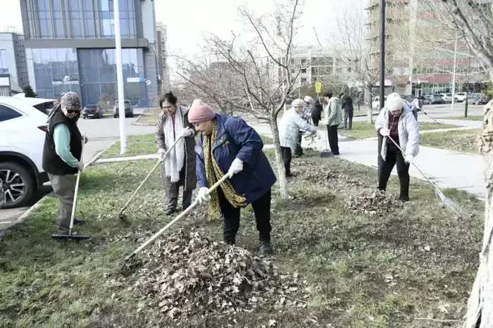 Сотрудники цирка провели субботник в Астане