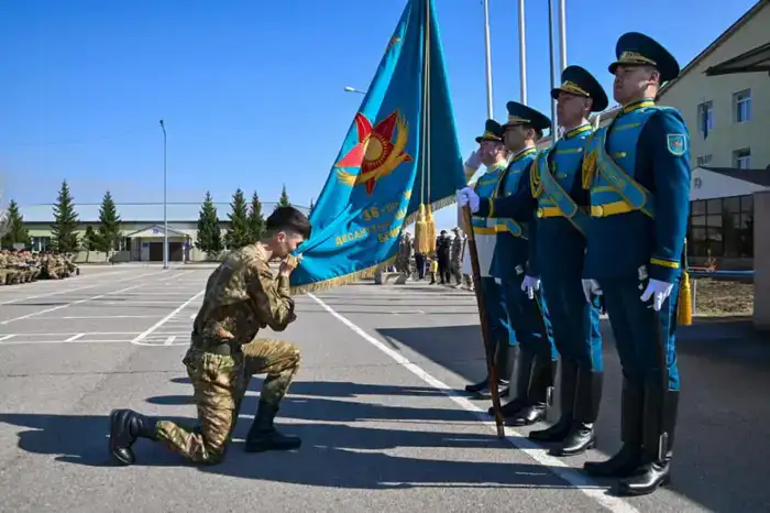 В Астане солдаты, призванные прошлой весной, попрощались с боевым знаменем (6)