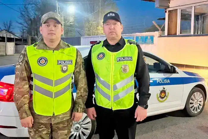 Солидарность и оперативность военнослужащих в спасении ребенка из заблокированного автомобиля в Алматы