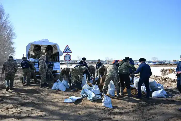 Фактов подтопления жилых домов не зафиксировано: аким области посетил село Бозтал (3)