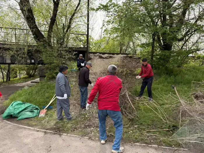 Свыше 25 кубометров мусора вывезли сотрудники Eco Almaty в ходе субботника (4)