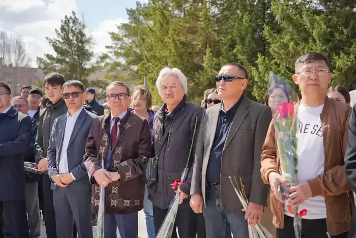 День науки: в Астане состоялась церемония возложения цветов в память о Каныше Имантаевиче Сатпаеве (10)
