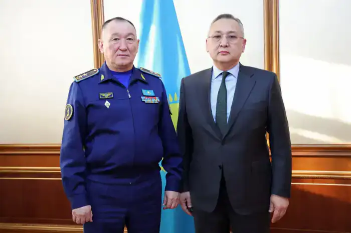 В Астане министр обороны Казахстана Даурен Косанов встретился с Генсеком ОДКБ Таалатбеком Масадыковым для обсуждения вопросов безопасности.