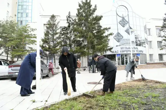 «Таза Қазақстан – наш общий дом»: деятели искусств Астаны провели субботник (2)