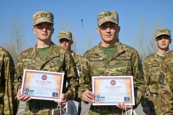 В Астане солдаты, призванные прошлой весной, попрощались с боевым знаменем (3)