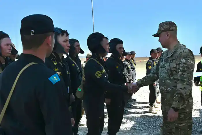 Взгляд на цель: Главком Сухопутных войск уверенно управляет танковым огнем