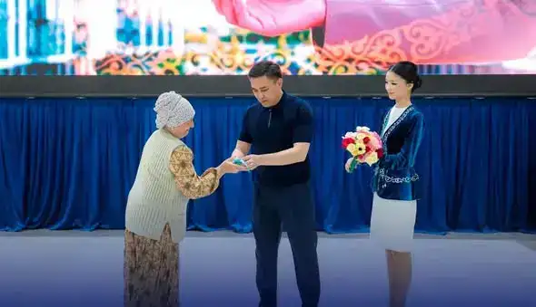 ЕЩЁ 30 СЕМЕЙ В ШЫМКЕНТЕ ПОЛУЧИЛИ АРЕНДНОЕ ЖИЛЬЁ (5)