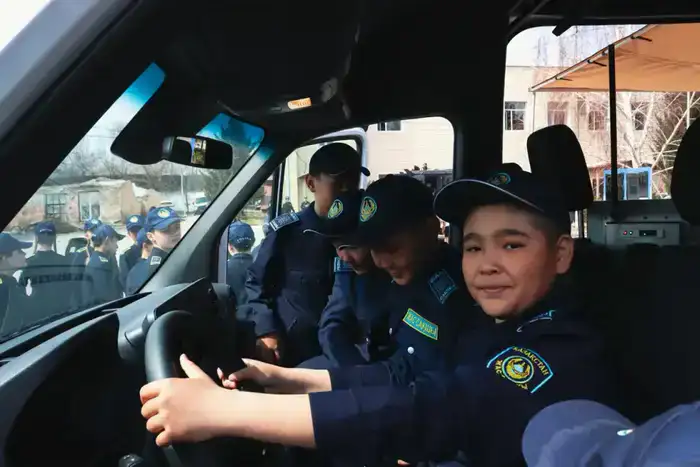 Школьники полицейских классов трёх районов ВКО побывали на экскурсии в Департаменте полиции (4)