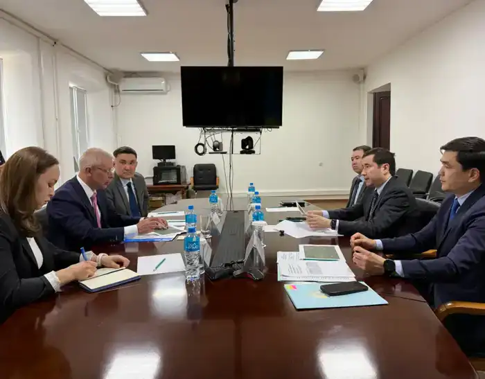 Заместитель акима Актюбинской области Абзал Абдикаримов провёл рабочую встречу с делегацией компании Shell Kazakhstan (5)