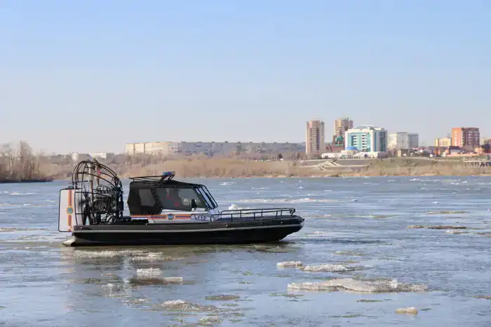 Спасатели МЧС проводят рейды на Иртыше для обеспечения безопасности