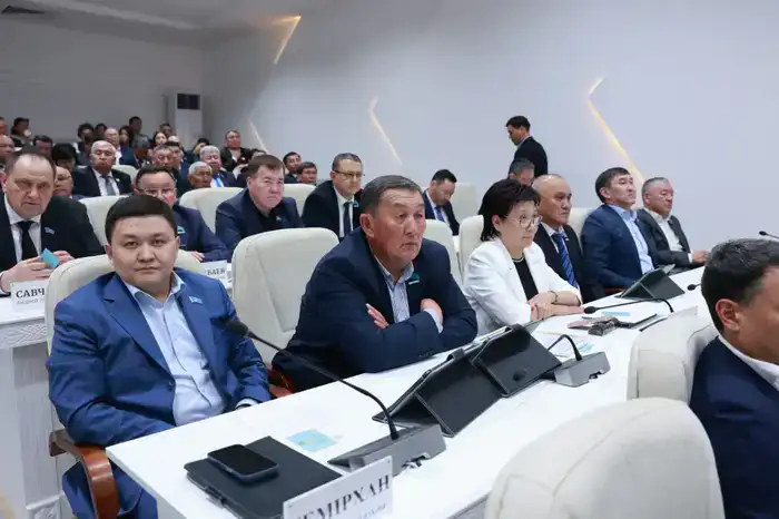 Ербол Карашукеев принял участие в очередной сессии областного маслихата (2)