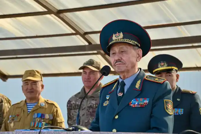 В Астане солдаты, призванные прошлой весной, попрощались с боевым знаменем (4)