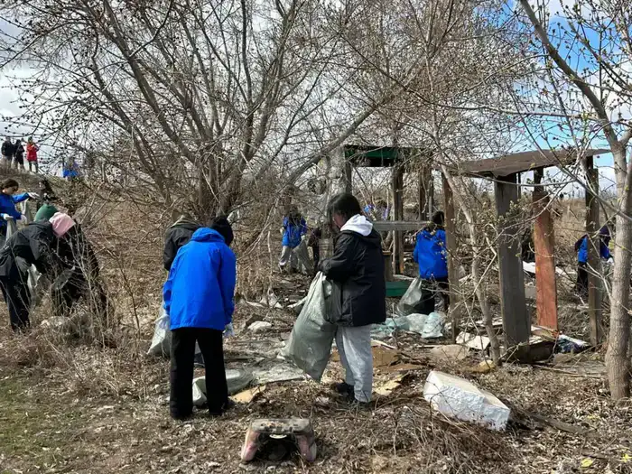 Участие молодежи в уборке набережной Есиля: шаг к формированию экологической ответственности в обществе