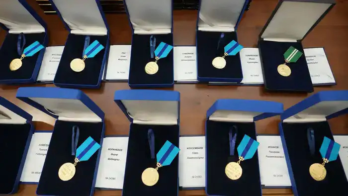 Первый заместитель Премьер-министра Роман Скляр вручил награды от имени Президента Казахстана сотрудникам государственных органов и представителям авиационной отрасли, принявших участие в эвакуации казахстанцев из стран Ближнего Востока (10)