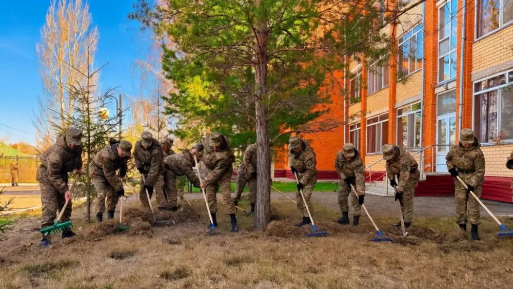 Военнослужащие Национальной гвардии провели экоакцию в Центре социального обслуживания «Шарапат» в Астане (6)