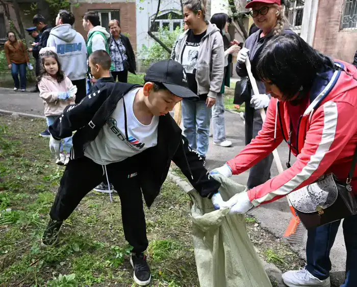 В восьми районах Алматы за один день вывезено свыше 2,5 тыс. кубометров отходов (9)