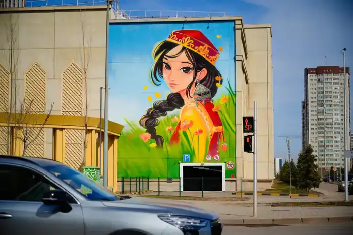 Муран на фасаде здания в Астане весеннее обновление Темірлан Абенов