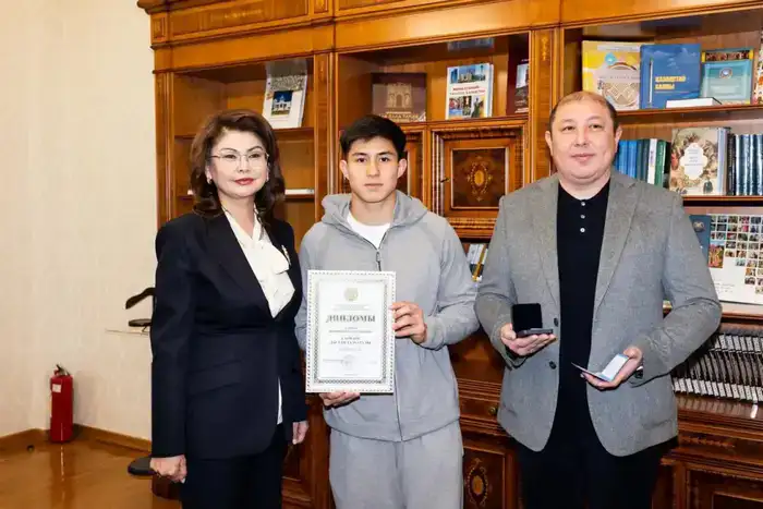 Золотые крылья спорта: Аида Балаева наградила Дастана Сатпаева премией «Дарын» Шымкенте