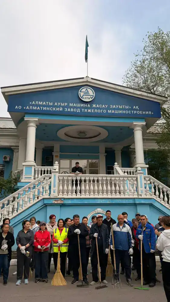 Работники предприятий участвуют в весенней уборке и озеленении Алматы (3)