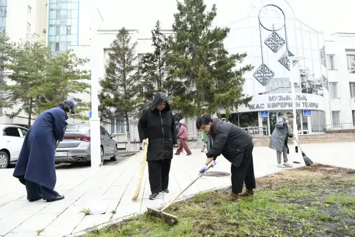 «Таза Қазақстан – наш общий дом»: искусство в действии — актёры Астаны убирают во имя красоты