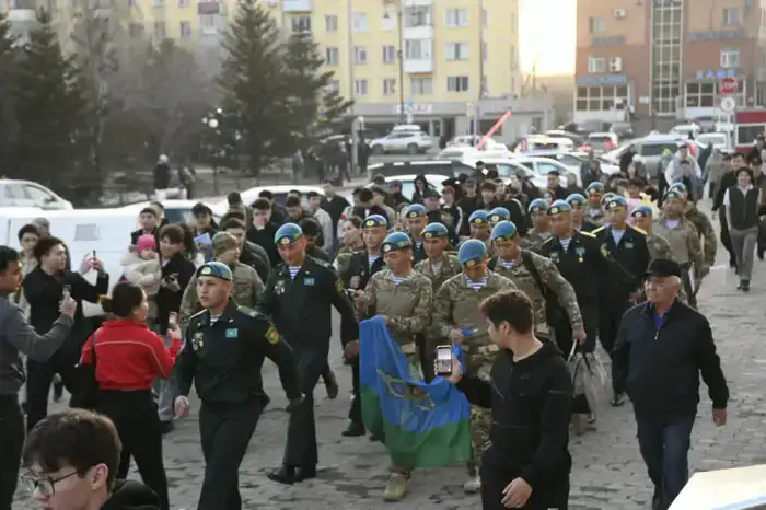 На столичном вокзале родные и близкие торжественно встретили солдат, вернувшихся из армии (7)