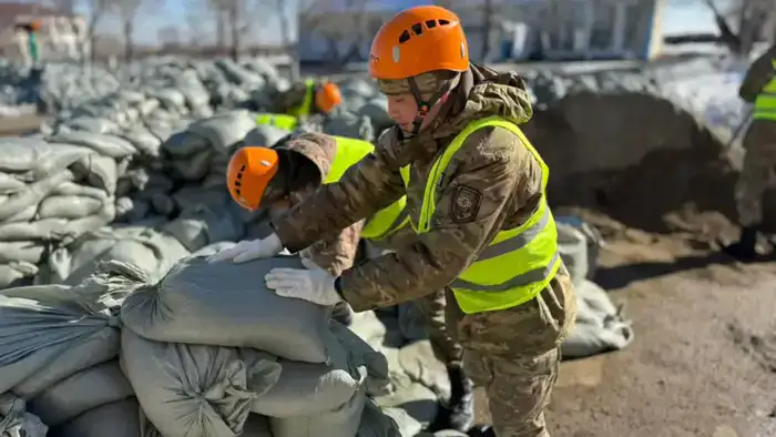 Воинские части МЧС на защите территорий от паводков (5)