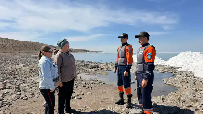 Спасатели МЧС патрулируют на озере Балхаше (9)