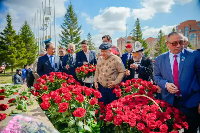 В Астане отметили вклад Каныша Сатпаева в науку на церемонии возложения цветов