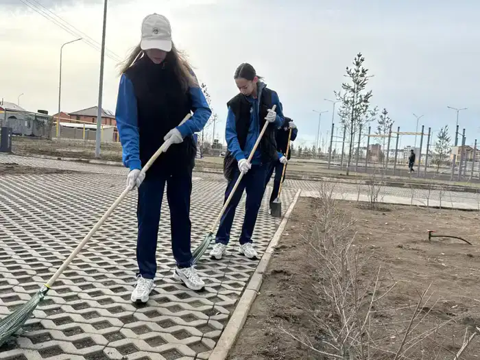 Спортсменки поддержали акцию по очистке территории физкультурно-оздоровительного комплекса