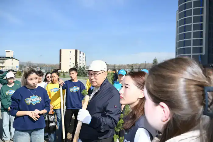 В Жетісу прошел субботник, на котором высадили более 8 тысяч деревьев