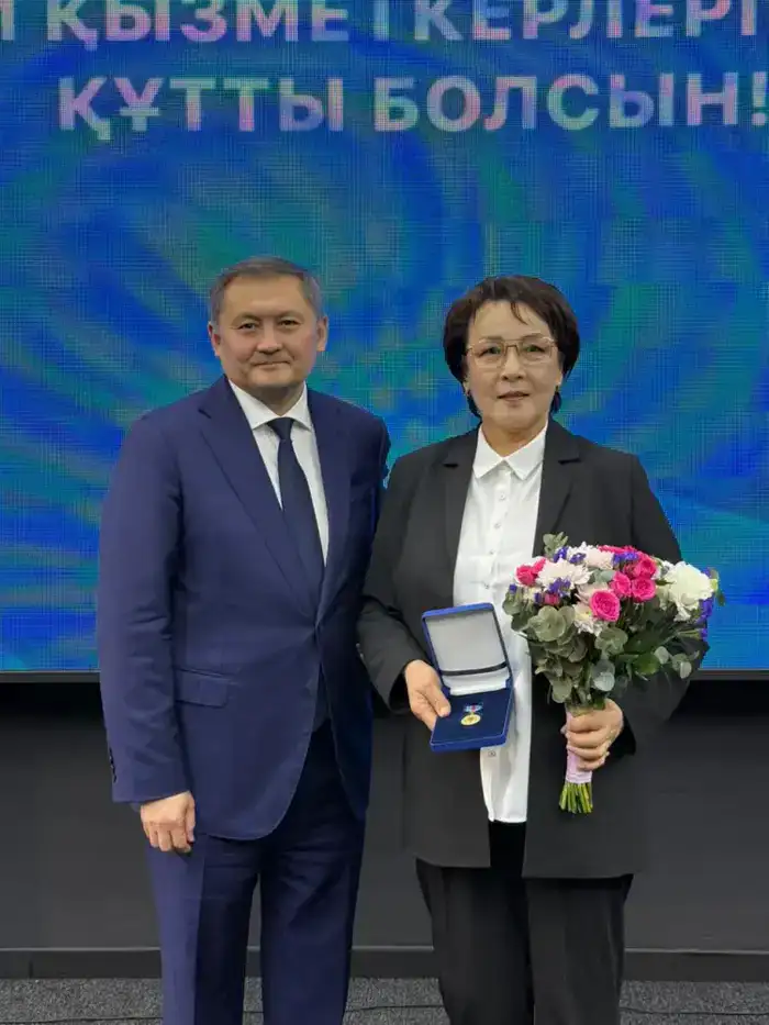 Айнур Абиденкызы почетное звание Қазақстанның еңбек сіңірген қайраткері