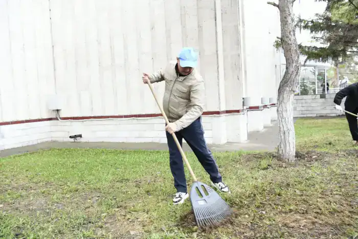 «Таза Қазақстан – наш общий дом»: деятели искусств Астаны провели субботник (7)