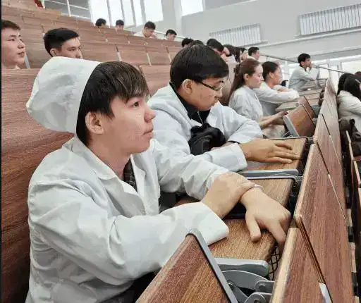 Роль и значение новой Конституции Казахстана обсудили за круглым столом с участием студентов в Астане (2)