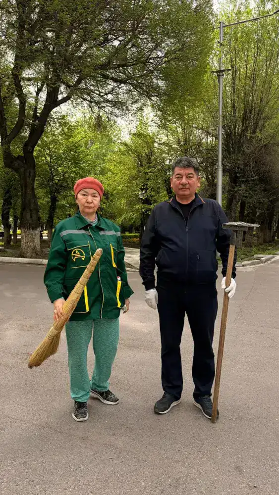 Работники предприятий участвуют в весенней уборке и озеленении Алматы (2)