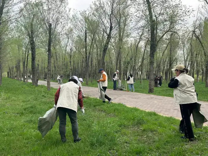 Свыше 2 тыс. жителей приняли участие в субботнике в Турксибском районе Алматы (3)