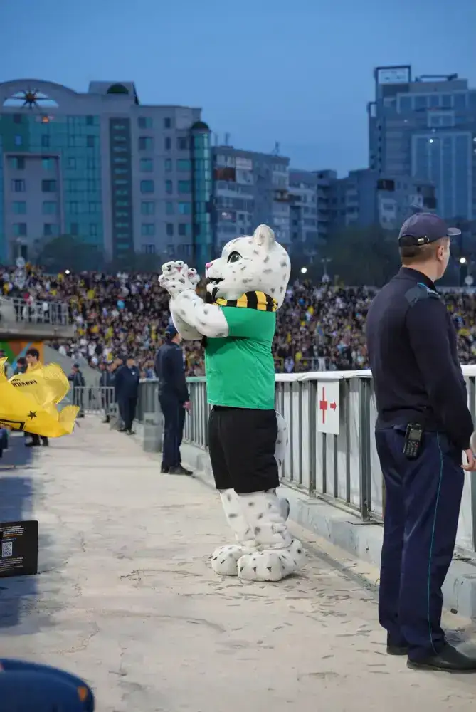В Алматы после матча «Кайрат» - «Астана» болельщики вместе с волонтерами провели уборку стадиона (2)
